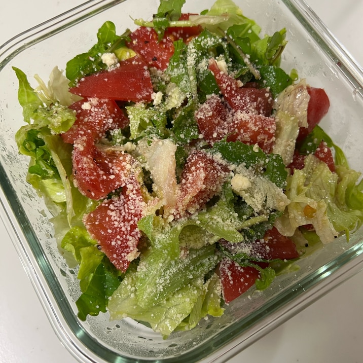 粉チーズたっぷり♪ルッコラとトマトとレタスのサラダ